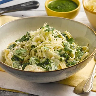 Fetuccine con brócoli y queso
