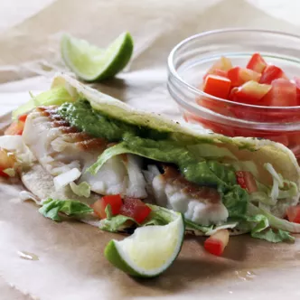 Tacos de Pescado con Cremosa Salsa de Aguacate