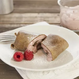 Crepas Abuelita con Relleno de Crema de Frambuesa