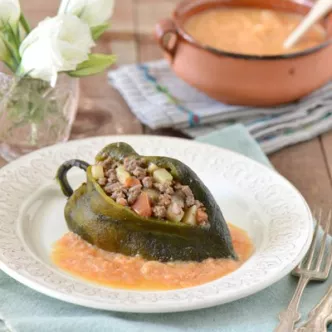 Chiles Rellenos con Cremosa Salsa de Tomate