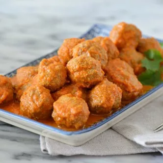 Albóndigas en Cremosa Salsa de Adobo y Tomate