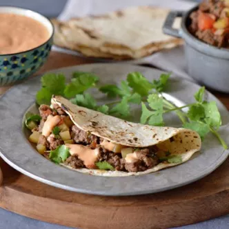Tacos de Picadillo con Salsa Cremosa de Chipotle