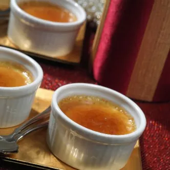 Cazuela de Tostada Francesa de Durazno y Almendras