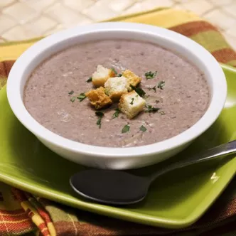 Sopa Rustica de Fríjoles Negros y Almendras