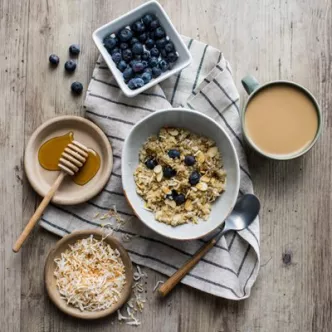 Cazuela de Tostada Francesa de Durazno y Almendras