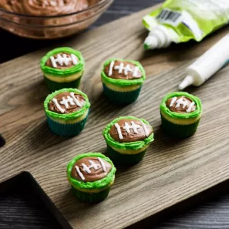 Cupcakes de Futbol Americano Rellenos de Dulce de Leche