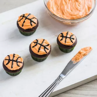 Cupcakes de Baloncesto Rellenos de Dulce de Leche
