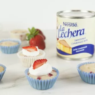 Mini Cupcakes de Tres Leches y Fresas