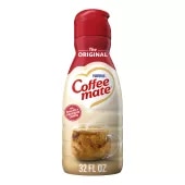 Una botella de creamer Original con una etiqueta roja encima de una taza de café, un biscotti y el logotipo del producto.
