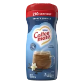 Una lata azul de creamer en polvo Coffee mate French Vanilla con una gorra roja encima de una taza de café y vainas de vainilla.