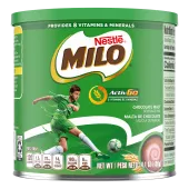 Un envase verde con tapa verde y un niño con camiseta pateando un balón de fútbol debajo del nombre del producto y sus beneficios.