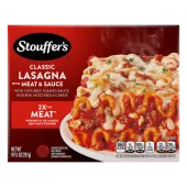 Un plato de Lasagna with Meat & Sauce sobre la mesa debajo del nombre del producto, el logo de STOUFFER'S y una etiqueta que dice "el doble de carne".