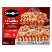 Un plato de Lasagna with Meat & Sauce junto a un plato rojo de lasaña sobre una mesa debajo del nombre del producto y de una etiqueta que dice "el doble de carne".