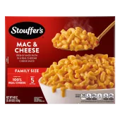 Caja de Macaroni & Cheese con un plato y una fuente de macarrones con queso sobre una mesa cerca del nombre del producto y de una etiqueta que dice "Queso 100% auténtico".