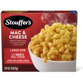 Caja de Macaroni & Cheese con un plato de macarrones con queso sobre una mesa debajo del nombre del producto y de una etiqueta que dice "Queso 100% auténtico".