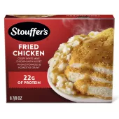 Caja de Fried Chicken con un plato de pollo, puré de papas y salsa espesa junto al nombre del producto y al logo de STOUFFER'S.