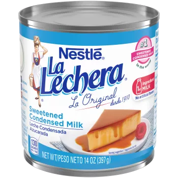 Una lata color blanco de leche condensada azucarada con etiquetas color azul junto al logo de La Lechera y un plato de flan.