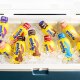 Una nevera llena de hielo y bebidas listas NESQUIK de chocolate, fresa, vainilla y fresa y plátano.